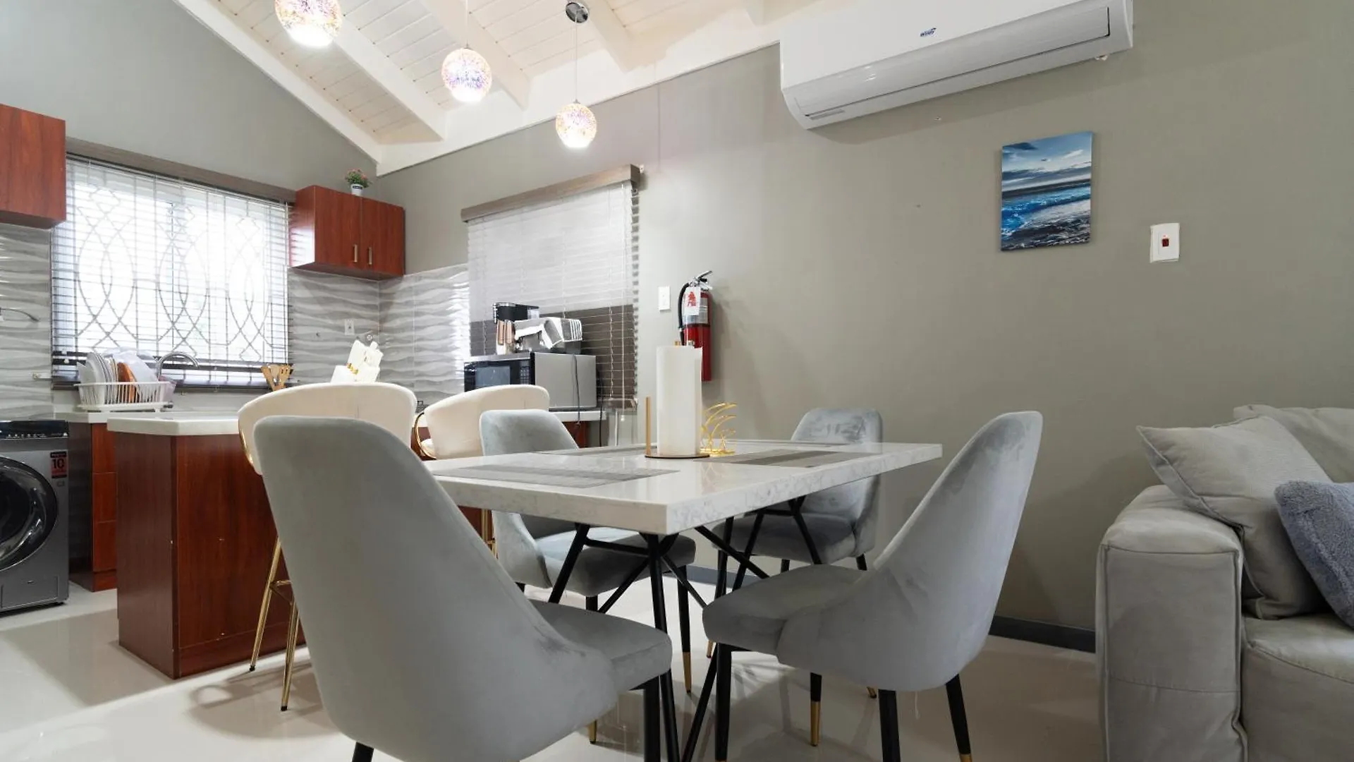 Sky View Villas @ Edmund Ridge Estate 몬테고 베이 게스트하우스