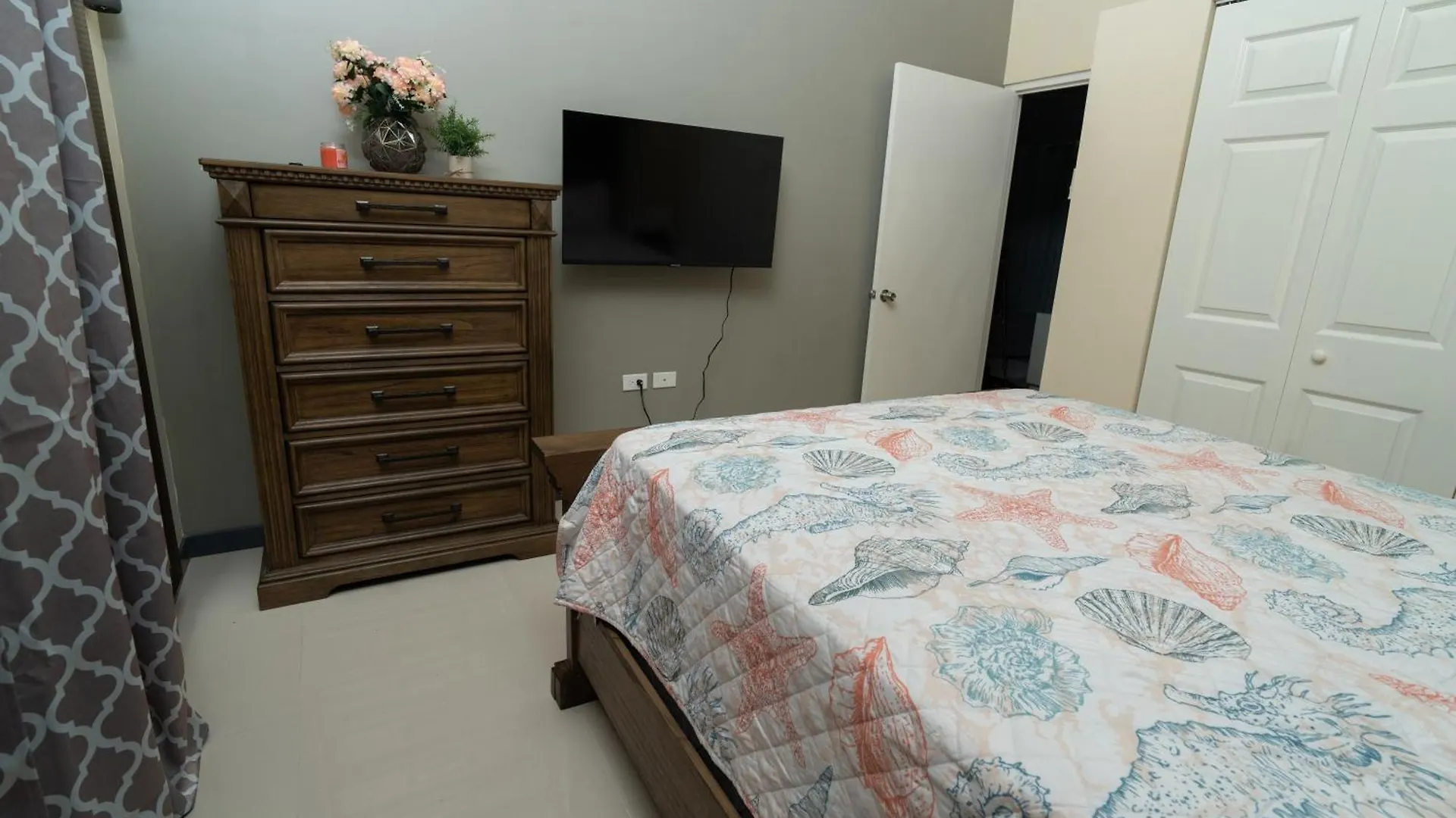 Sky View Villas @ Edmund Ridge Estate 몬테고 베이 게스트하우스