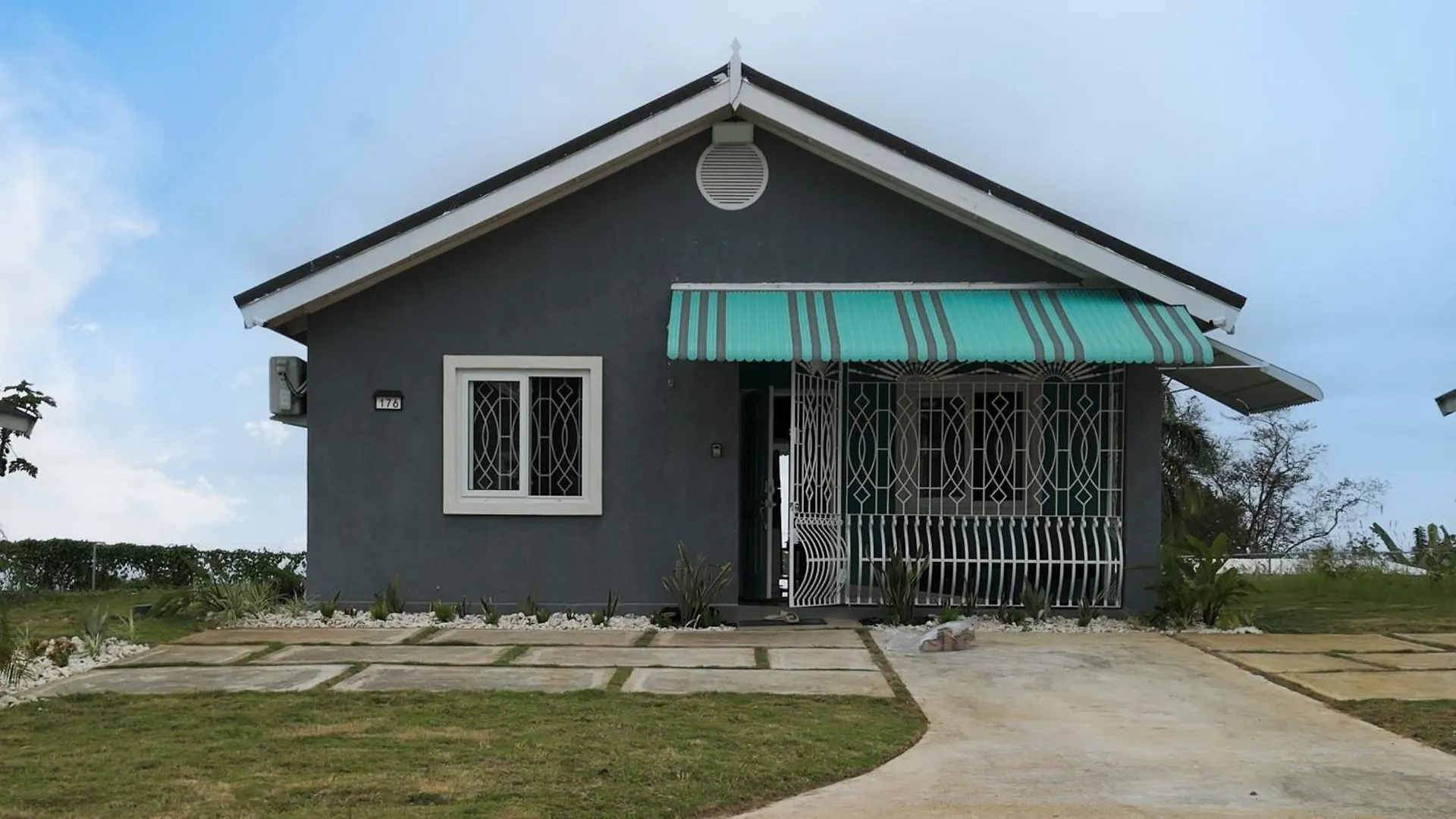 Sky View Villas @ Edmund Ridge Estate 몬테고 베이 게스트하우스